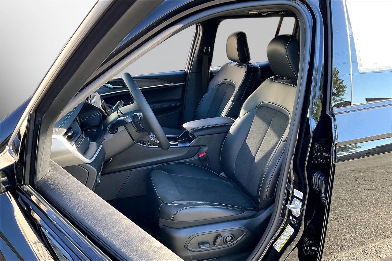 New 2027 Jeep Grand Cherokee Altitude RWD image 18