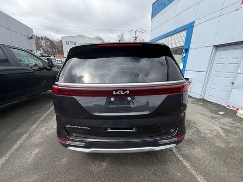 Used 2022 Kia Carnival LX image 4