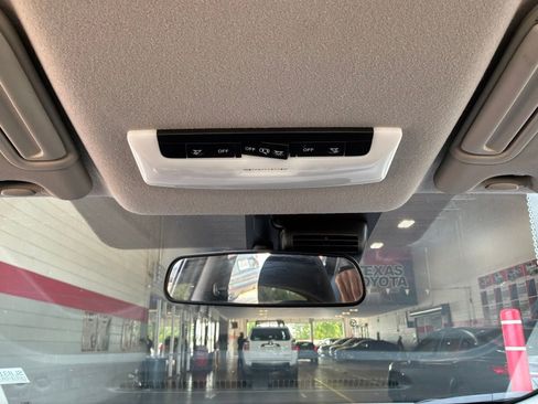 Used 2025 Nissan Versa SV FWD image 14