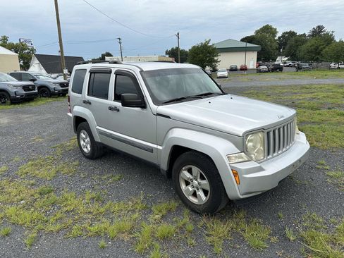 Used 2009 Jeep Liberty Sport w/ Popular Equipment Group AWD/4WD image 2