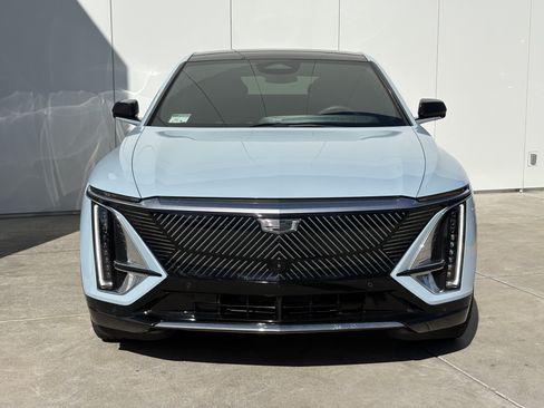 Certified 2024 Cadillac Lyriq Luxury AWD/4WD image 3