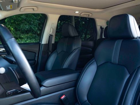 Used 2025 Honda Pilot Touring image 17