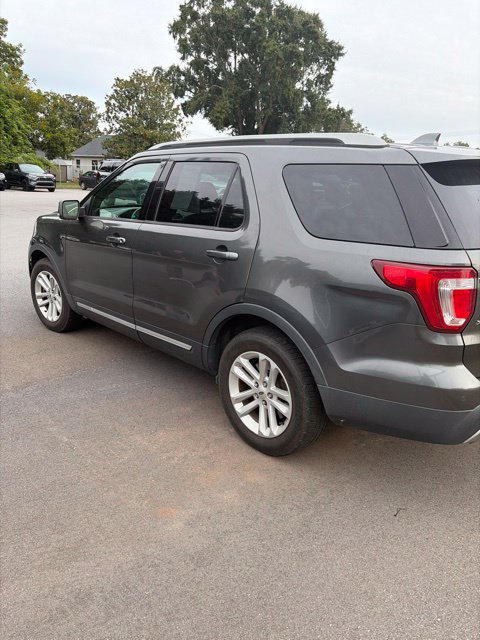 Used 2017 Ford Explorer XLT w/ Equipment Group 202A FWD image 3