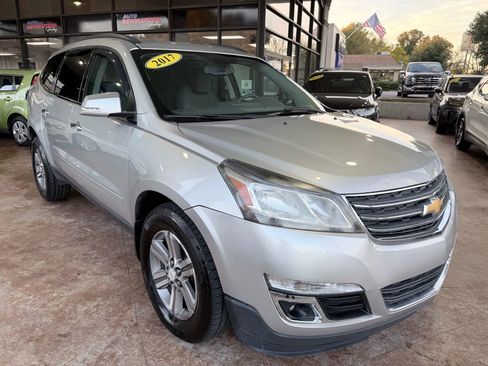 Used 2017 Chevrolet Traverse LT image 1