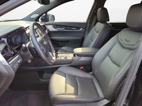 Used 2025 Cadillac XT6 Premium Luxury w/ Technology Package FWD image 9