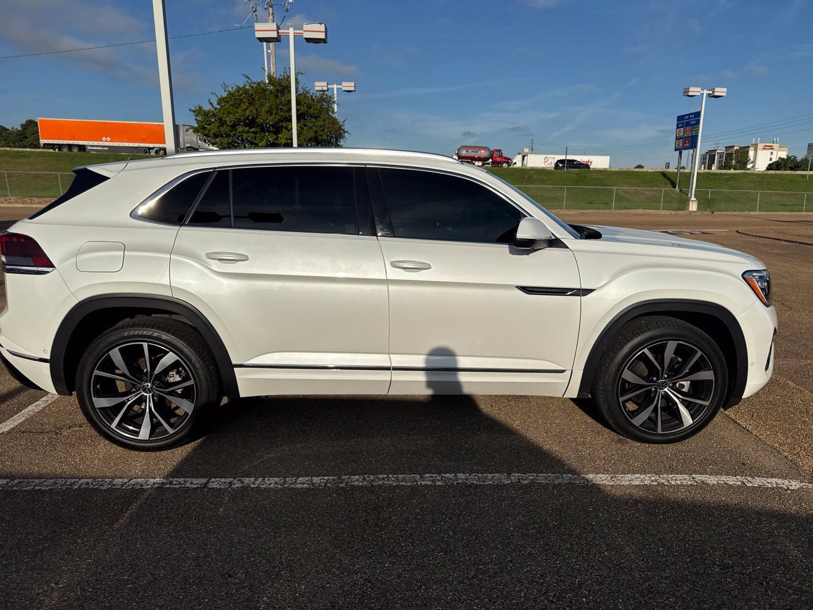 Used 2024 Volkswagen Atlas Cross Sport SEL Premium R-Line AWD/4WD image 4