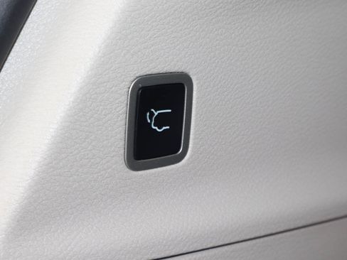 Used 2023 Chrysler Voyager LX FWD image 19