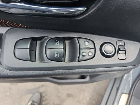 Used 2022 Nissan Kicks SR w/ Interior Electronics Package FWD image 32