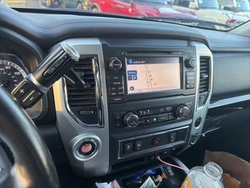 Used 2017 Nissan Titan SV image 22
