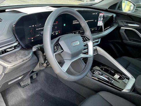 Certified 2025 Audi Q5 Premium w/ Convenience Package image 8