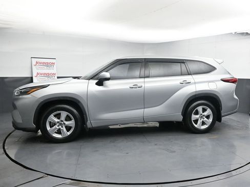 Used 2021 Toyota Highlander LE image 5