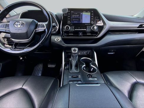 Used 2022 Toyota Highlander XLE AWD/4WD image 15