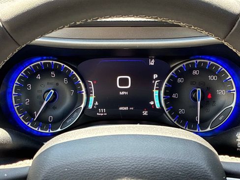 Used 2023 Chrysler Pacifica Touring-L FWD image 29