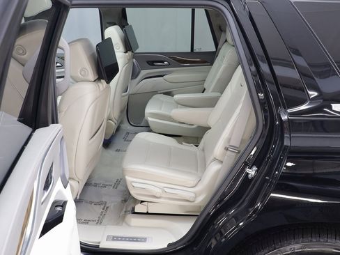 Used 2024 Cadillac Escalade Sport Platinum w/ LPO, ONYX Package image 18