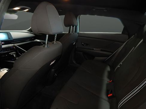 Used 2025 Hyundai Elantra SE image 18