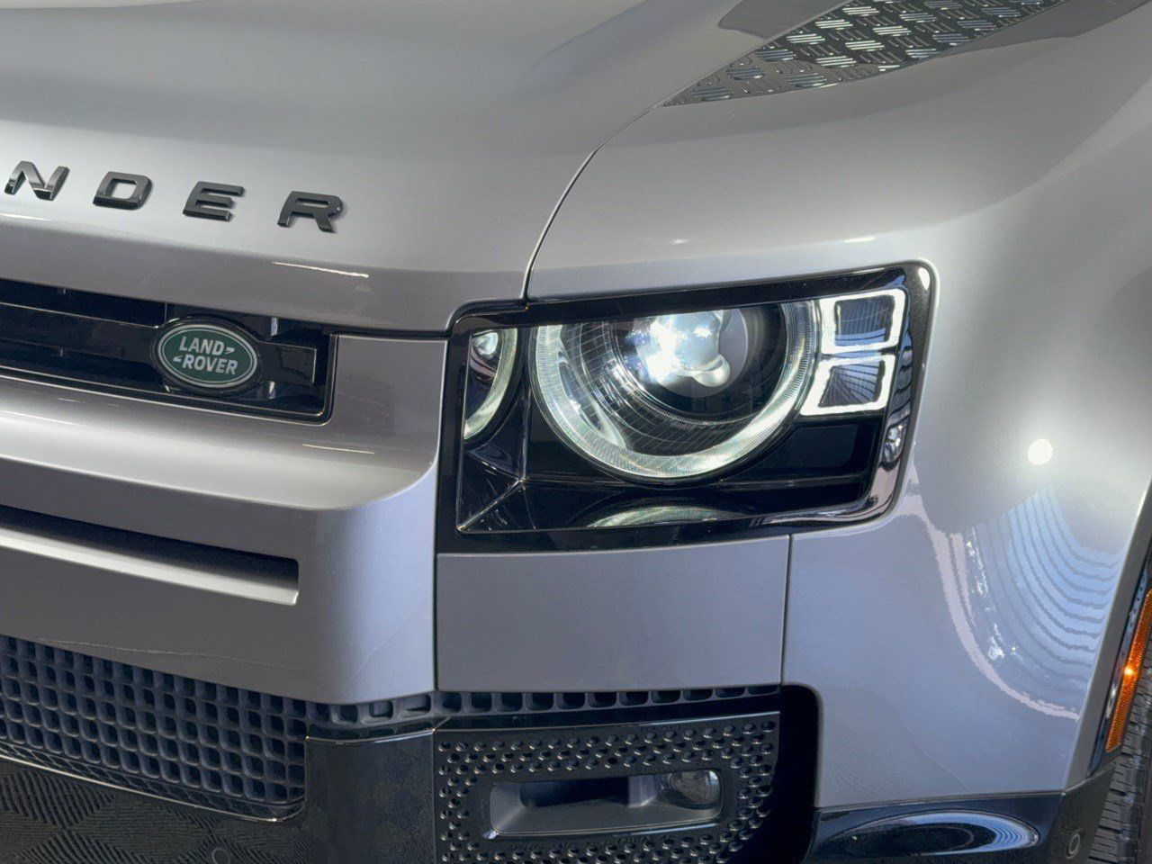 Used 2024 Land Rover Defender 110 X-Dynamic SE AWD/4WD image 12