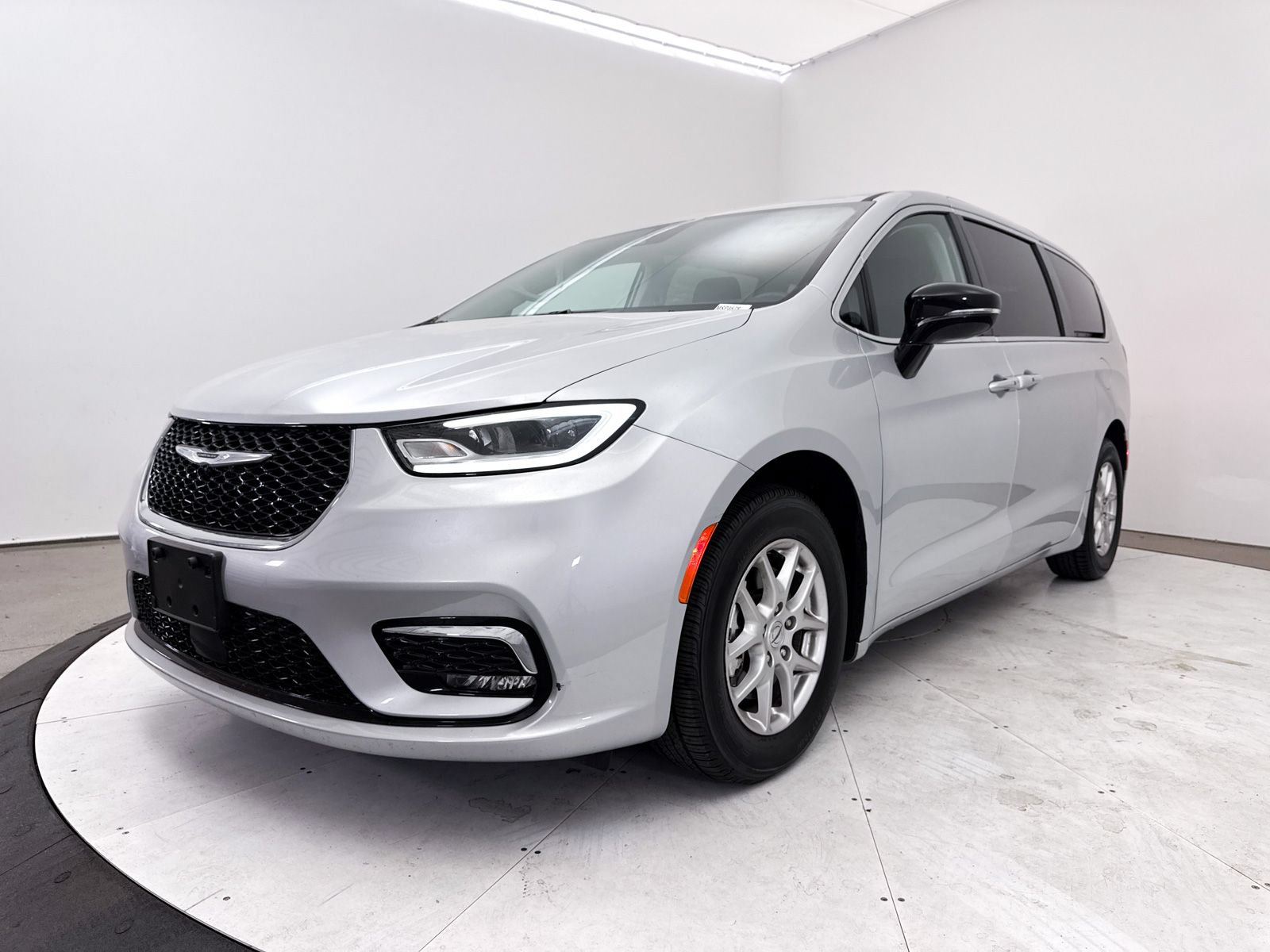 Used 2024 Chrysler Pacifica Touring-L FWD image 12