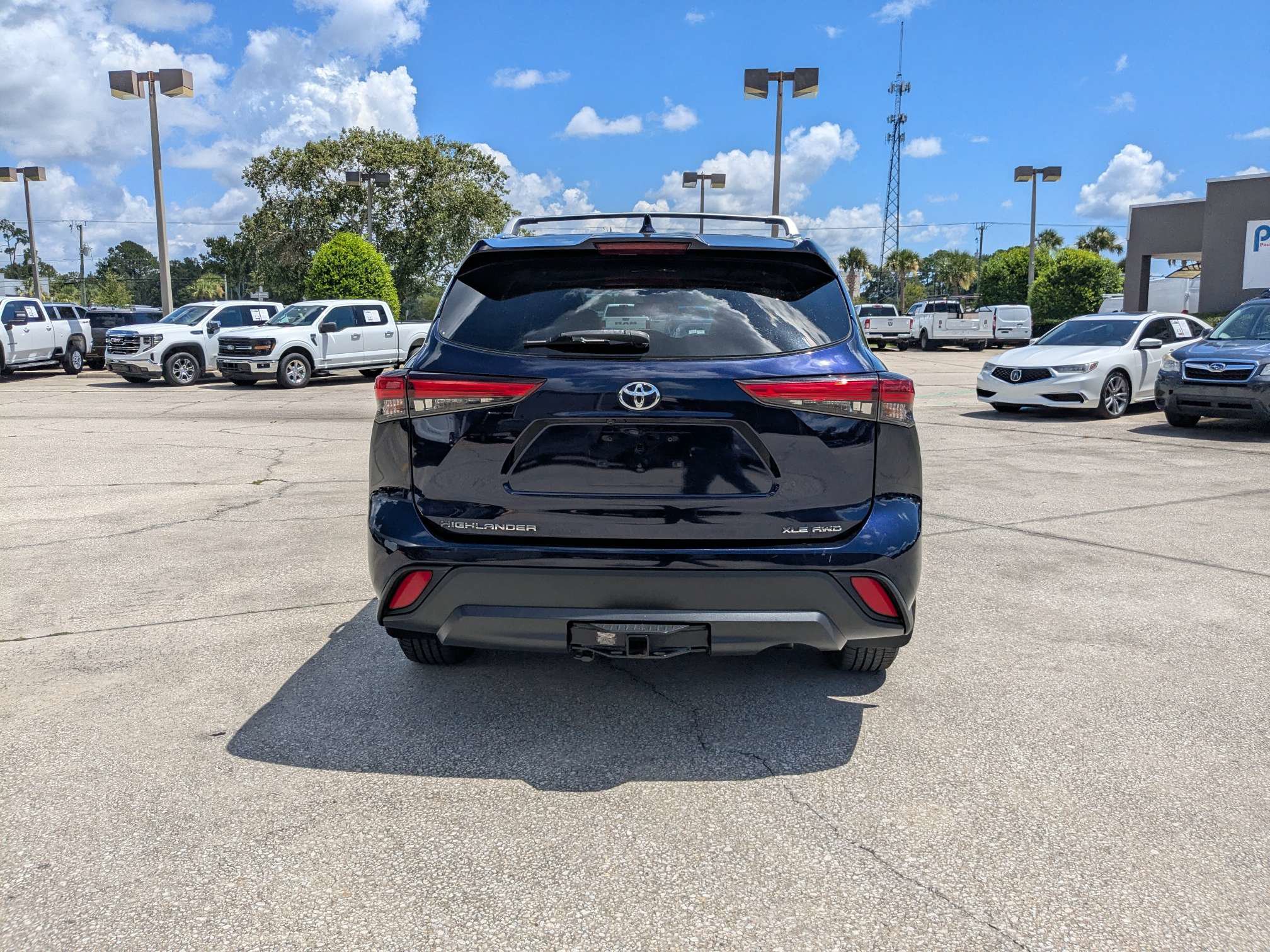 Used 2020 Toyota Highlander XLE AWD/4WD image 5