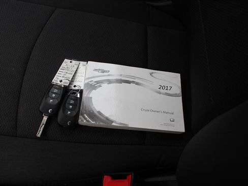 Used 2017 Chevrolet Cruze LT image 13
