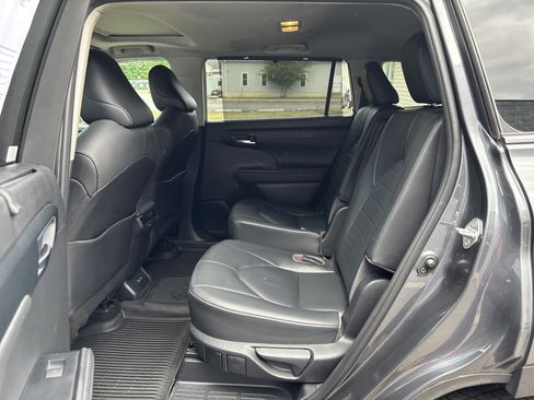 Used 2020 Toyota Highlander XLE AWD/4WD image 14