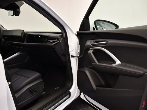 Used 2025 Audi Q5 Premium w/ Convenience Package image 46