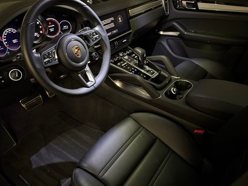 Used 2023 Porsche Cayenne Turbo w/ Premium Package Plus AWD/4WD image 9