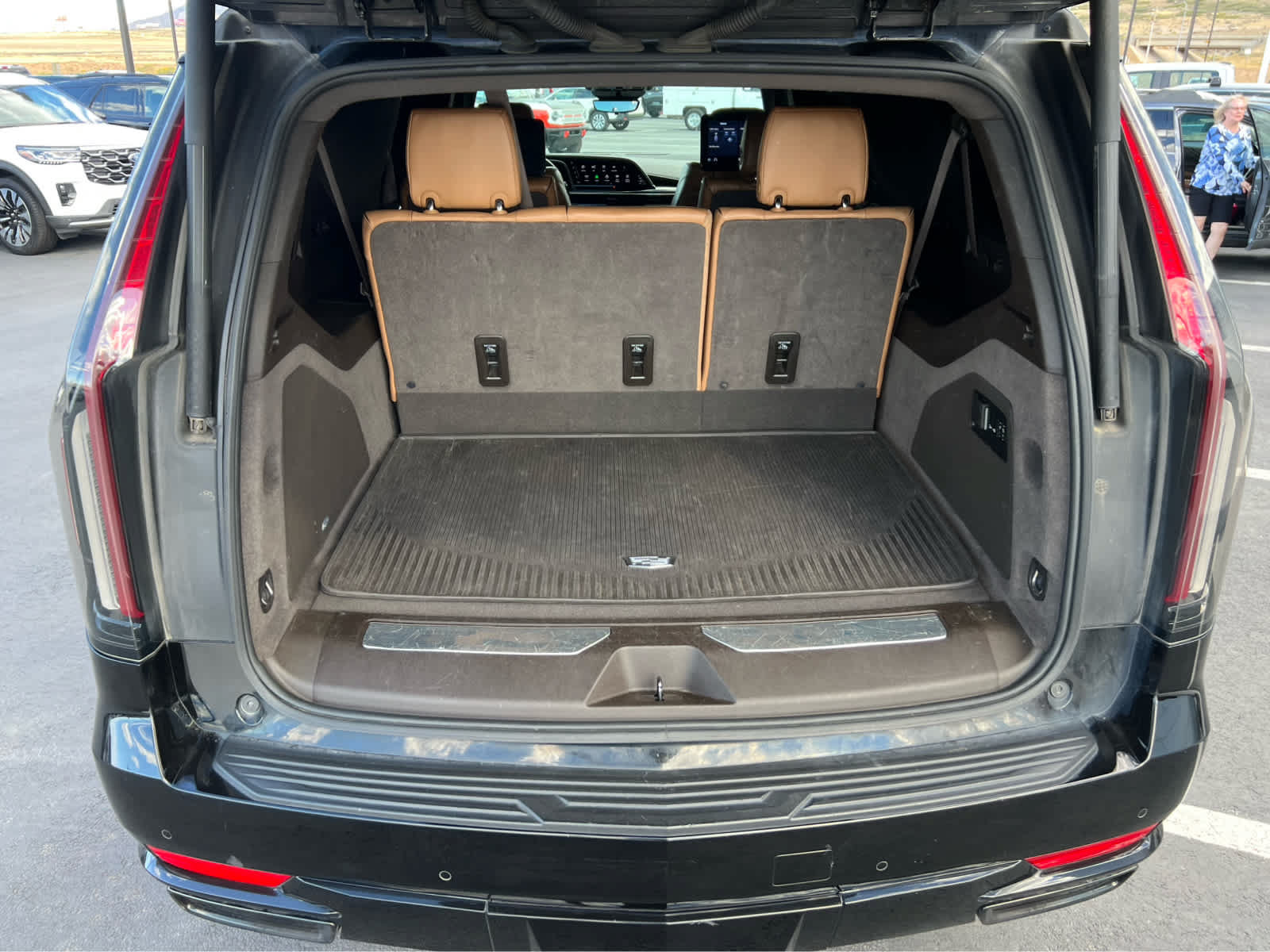 Used 2021 Cadillac Escalade ESV Sport w/ Driver Assist Tech Package AWD/4WD image 10