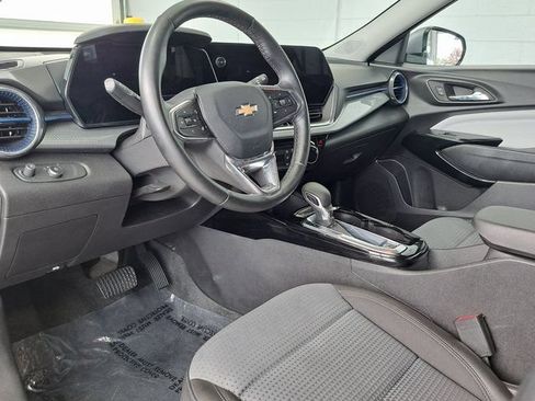 Used 2025 Chevrolet Trax LT w/ LT Convenience Package FWD image 9