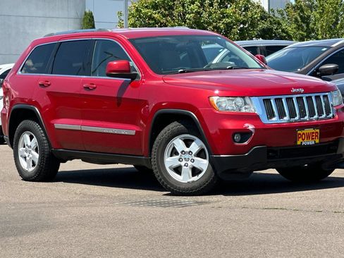 Used 2011 Jeep Grand Cherokee Laredo w/ Trailer Tow Group AWD/4WD image 2