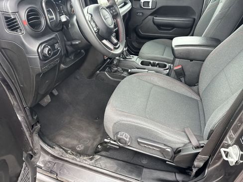 Used 2024 Jeep Wrangler Rubicon image 16
