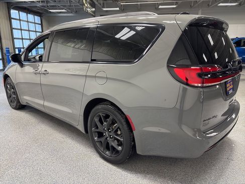 Used 2025 Chrysler Pacifica Limited image 5