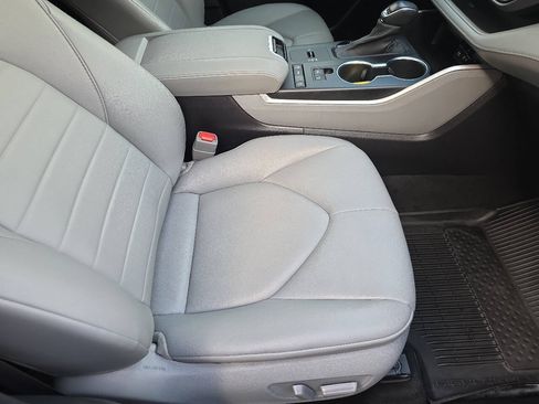 Used 2021 Toyota Highlander XLE FWD image 23