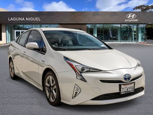 Used 2016 Toyota Prius Three Touring FWD image 1