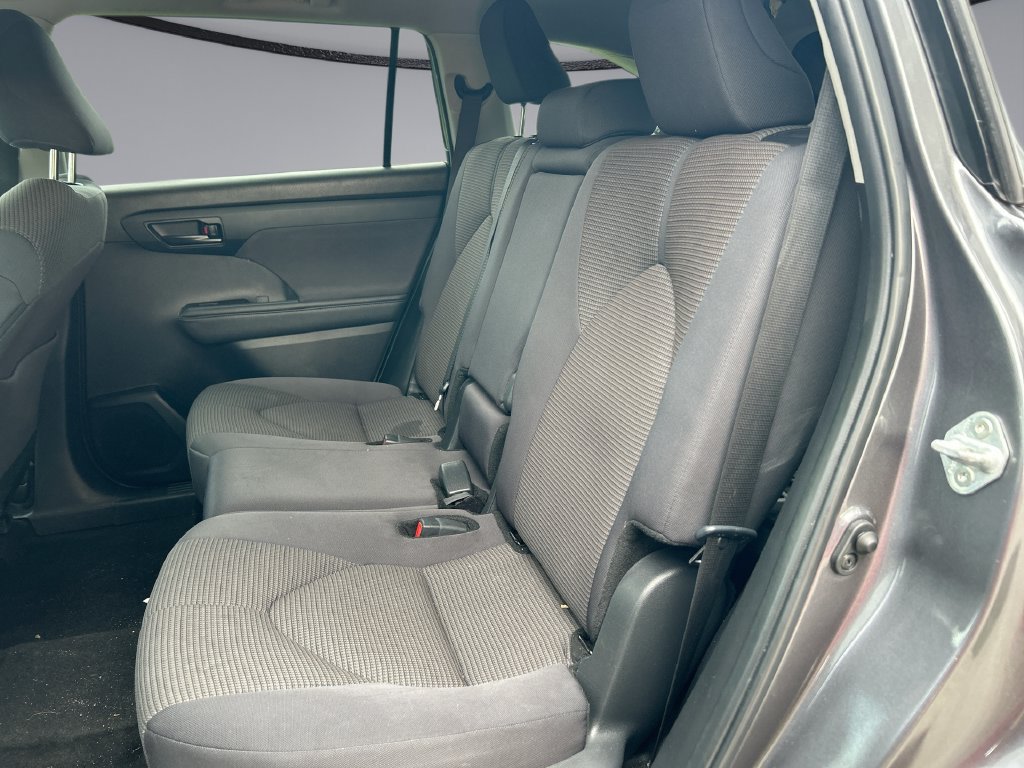 Used 2024 Toyota Highlander LE AWD/4WD image 28