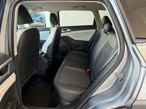 Used 2025 Volkswagen Taos SE FWD image 13