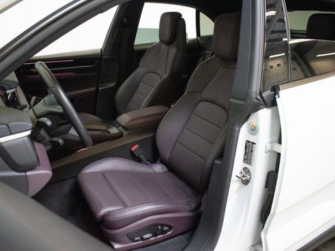 Certified 2025 Porsche Macan 4 Electric AWD/4WD image 5