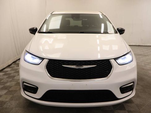 Used 2024 Chrysler Pacifica Touring-L FWD image 4