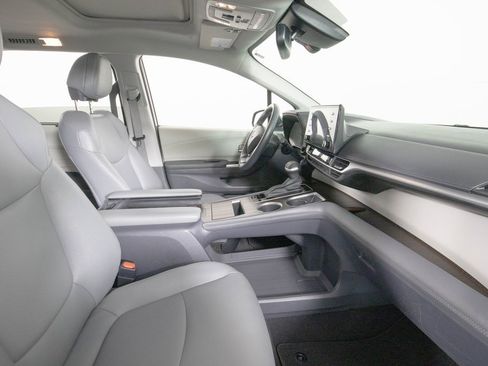 Used 2023 Toyota Sienna XLE image 19