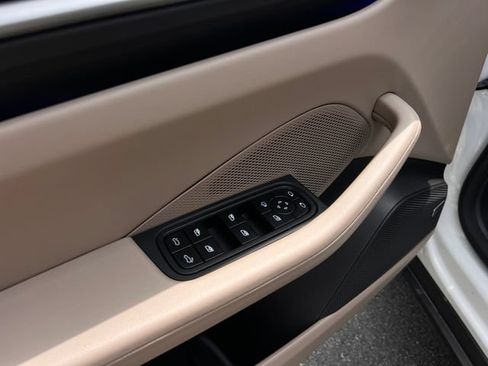 Used 2025 Porsche Macan Electric w/ Premium Package RWD image 11