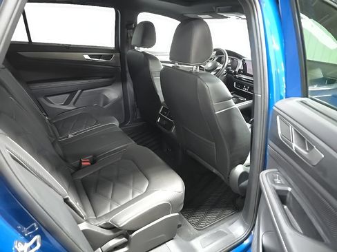 Used 2025 Volkswagen Atlas Cross Sport SE AWD/4WD image 18