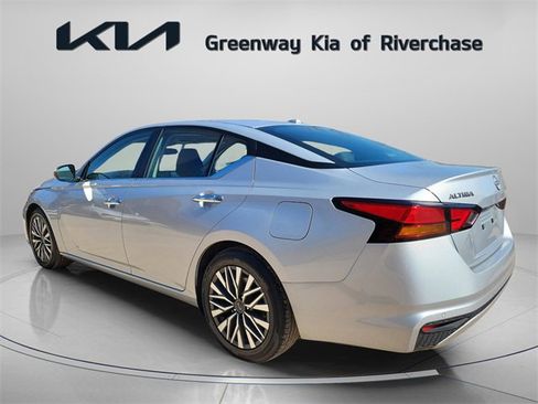 Used 2024 Nissan Altima 2.5 SV image 4