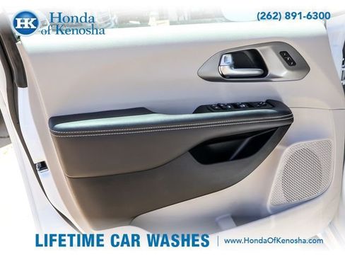 Used 2024 Chrysler Pacifica Touring-L FWD image 21