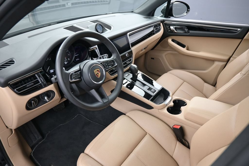 Certified 2026 Porsche Macan AWD/4WD image 4