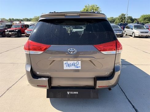 Used 2013 Toyota Sienna XLE FWD image 4