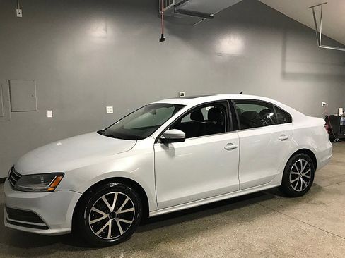 Used 2017 Volkswagen Jetta SE image 7