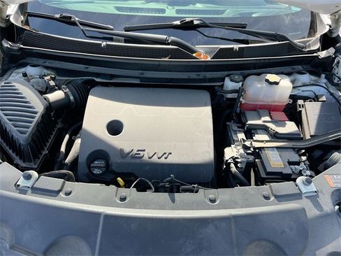 Used 2023 Chevrolet Traverse LT w/ Rear Camera Mirror Package image 28