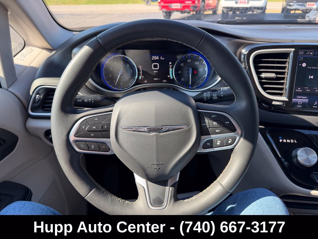 Used 2024 Chrysler Pacifica Touring-L FWD image 9