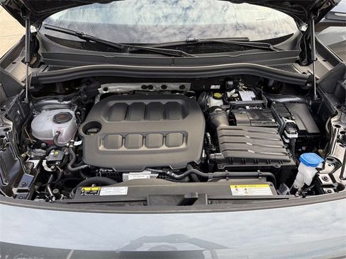 Certified 2025 Volkswagen Tiguan SE image 25