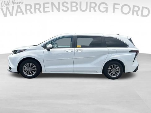 Used 2025 Toyota Sienna LE AWD/4WD image 4