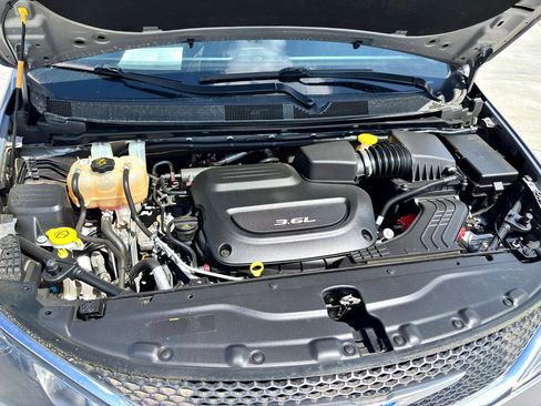 Used 2018 Chrysler Pacifica Touring-L image 10